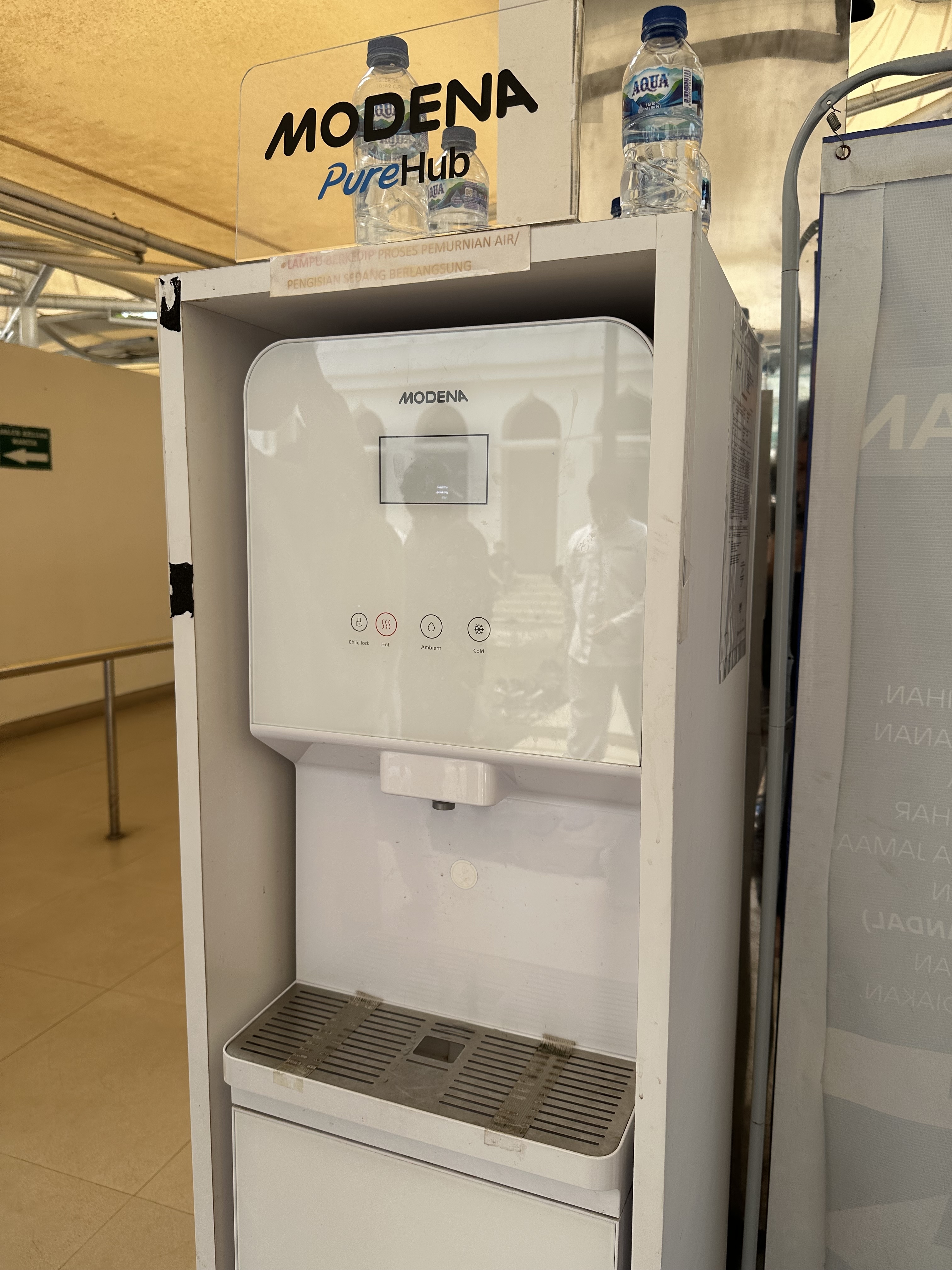 Dispenser Air di Masjid Agung Al-Azhar