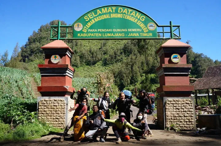 Saya bersama teman-teman saya berfoto di depan gapura selamat datang