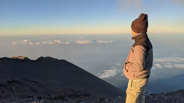 Saya berfoto menghadap pemandangan yang indah di Puncak Mahameru