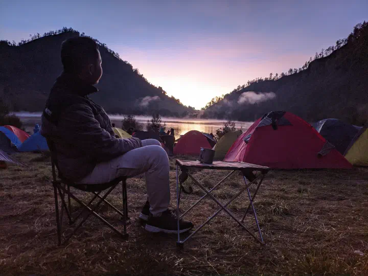 Saya sedang menikmati pagi hari di Ranu Kumbolo