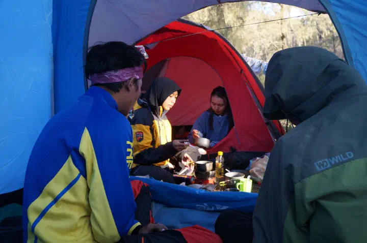 Memasak makanan di Shelter Kalimati