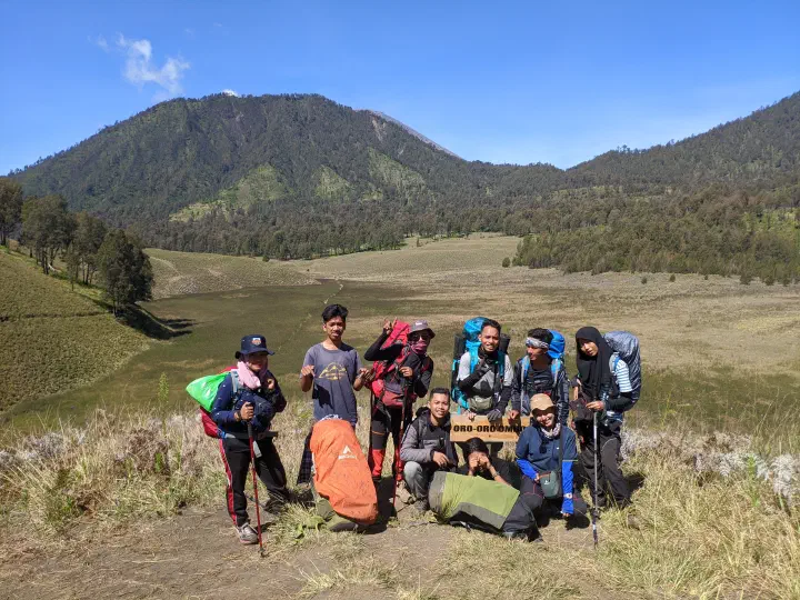Saya bersama teman-teman berfoto dengan pemandangan sabana yang indah